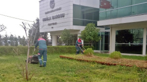 KAMU KURUMLARINDAKİ YEŞİL ALANLARININ BAKIMINI MENTEŞE BELEDİYESİ YAPIYOR