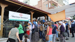MENTEŞE BELEDİYESİ 10 BİN SEBZE FİDESİ DAĞITTI