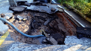 Geceyarısı patlayan su isale hattı kabus yaşattı