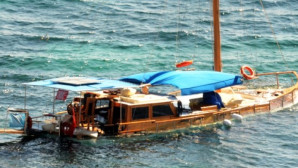 Mavi yolculukta tur teknesi battı