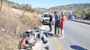 Park halinde duran motorluya çarpan kadın sürücü  şoka girdi