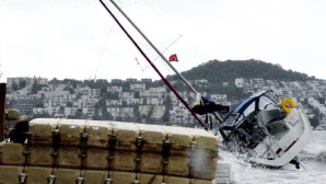 Bodrum’da feribot seferleri iptal oldu. Tekneler karaya oturdu.