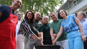 Vali ve eşi Kazanda Keşkek ezip dağıttı