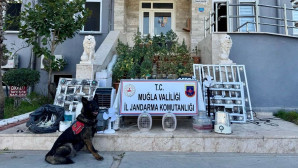 Evinde Uyuşturucu ve silahlarla  yakalandı .