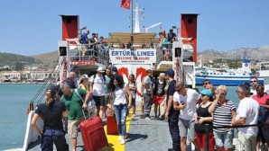 Türkler Ege’ deki Yunan adasına akın etti
