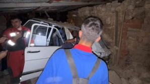 OTOMOBİL  AHIRA GİRDİ BİR KİŞİ ÖLDÜ ÜÇ KİŞİ YARALANDI
