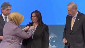 CHP’den istifa eden Özlem Çerçioğlu AK Parti’ye katıldı ve ‘Alnım ak başım dik’ dedi. 