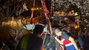 Otomobil uçuruma yuvarlandı 2 genç yaşamını yitirdi