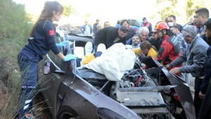 Bodrum’da  otomobil ile hafriyat kamyonu kafa kafaya çarpıştı, sürücü hurda otomobilden güçlükle çıkarıldı