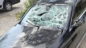 Bodrum’da bir kadın lüks otomobili kürekle hurdaya çevirdi