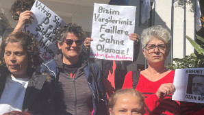 Bodrum Kadın Platformu üyeleri Bodrum Belediyesi önünde toplanarak Belediye Başkanına tepki gösterdiler .