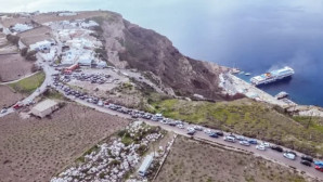 Ege’nin ortasındaki dünyaca ünlü turistik  adada heyelan oldu, adanın limanı kapatıldı