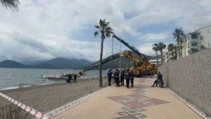 Marmaris’te vinç faciası, tekne indirilirken altında kaldı