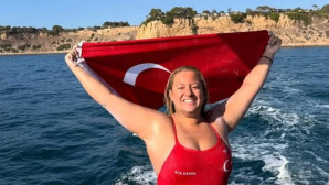 Ultra maraton yüzücüsü İzmirli Eda Savcıgil’den tarihi birincilik