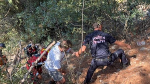 Menteşe’nin Sarnıç Mahallesinde araç 5o metre uçuruma yuvarlandı.
