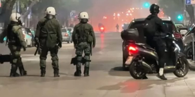 Türk konsolosluğu önünde nöbet tutan polislere molotof ile saldırdılar