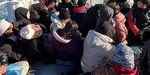 Ulaşımın olmadığı ıssız bölgeye terk edilen göçmenler denizden kurtarıldı