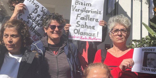 Bodrum Kadın Platformu üyeleri Bodrum Belediyesi önünde toplanarak Belediye Başkanına tepki gösterdiler .