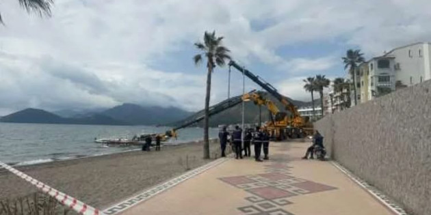 Marmaris’te vinç faciası, tekne indirilirken altında kaldı