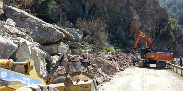 Faralya’da Heyelan korku yarattı