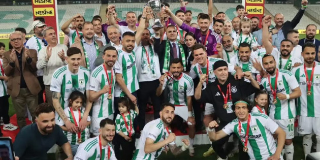 Şampiyon Muğlaspor’u Muğla’lılar Bağrına Bastı .Düzenlenen şenliklerde halk Sokağa  döküldü  