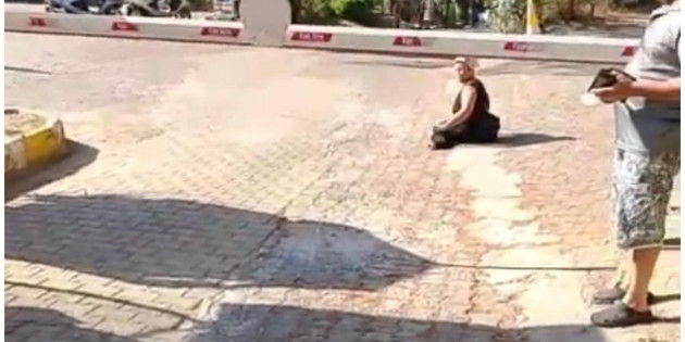 Muğla’nın Ula İlçesinin Akyaka Plajına alınmayan Engelli kadın plaja sürünerek geçti