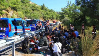 Kaçak göçmenlerin olduğu minibüs kaza yaptı.