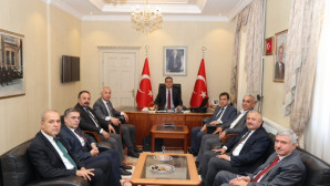 AK Partili Belediye başkanları valiyi ziyaret ettiler.