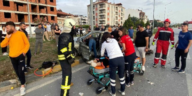Kazada bu otomobilden biri bebek 3 kişi sağ çıkarıldı