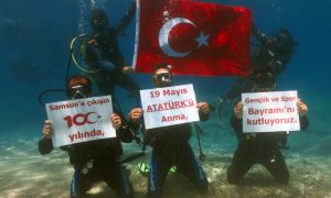 9 Dalgıç 19 Mayıs’ın 100.yılını deniz dibinde kutladı