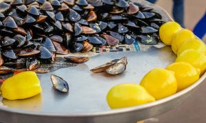 Bodrum’da zehirlenmelerden dolayı midye satışı yasaklandı