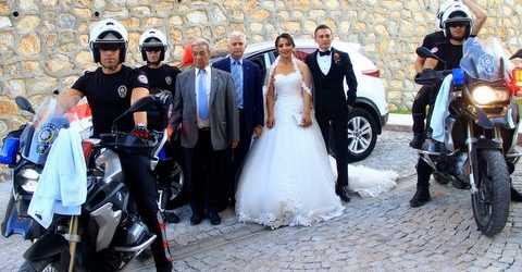 Menteşe’de şehit oğlunun düğününde polis eskortlu konvoy