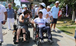 BAŞKAN ARAS TEKERLEKLİ SANDALYE İLE BODRUM SOKAKLARINDA