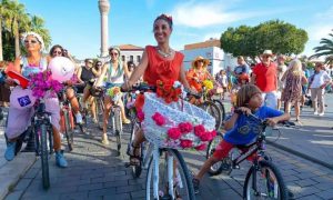 BODRUM SÜSLÜ KADINLAR BİSİKLET TURU ÇOK RENKLİ GEÇTİ.