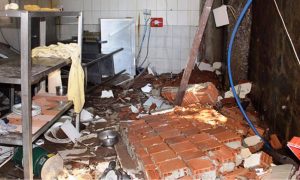 SU İSALE HATTI YİNE PATLADI VATANDAŞ UYURKEN CANINI ZOR KURTARDI