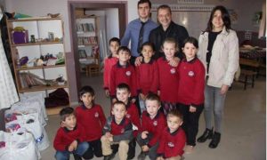DOKTORLAR KÖY ÇOCUKLARINI SEVİNDİRDİLER