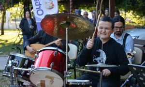 Otizmli Kemal Deniz sahne performansıyla büyüledi