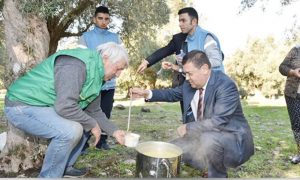 Dağdaki zeytinciye sıcak çorba