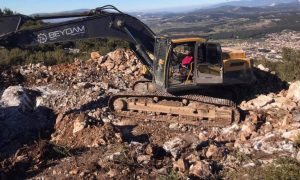 İş makinesi ile kaçak kazı yaparken yakalandılar