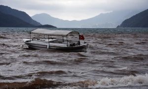 Marmaris’te sağanak denizin rengini değiştirdi
