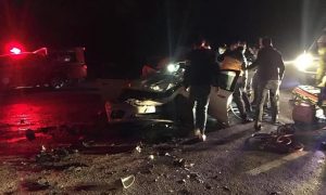 OTOMOBİL, KOVAN YÜKLÜ KAMYONLA ÇARPIŞTI