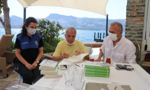 Gazeteci Yavuz Donat yüzlerce kitabını Emniyet Müdürlüğü’ne bağışladı