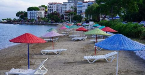 Milas Belediyesi halk plajlarındaki  şezlongları kaldırıyor.