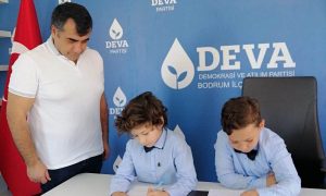 BAŞKANLIK KOLTUĞUNU ÇOCUKLARA BIRAKTI.
