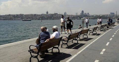 65 YAŞ VE ÜZERİ AŞI OLANLARA SOKAĞA ÇIKMA KISITLAMALARI KALDIRILDI