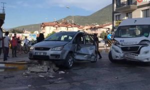 Otomobil ile minibüs çarpıştı: 7 yaralı