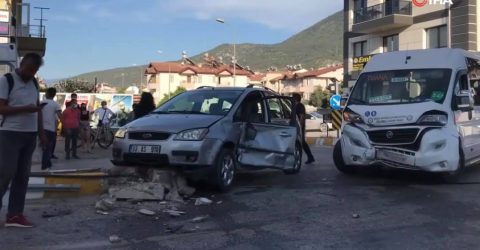 Otomobil ile minibüs çarpıştı: 7 yaralı