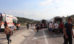 LÖSEV ‘AİT MİDİBÜS  DEVRİLDİ 25 YARALI