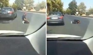 Trafiği Umursamadan Otoyolun Ortasında Namaz Kıldı