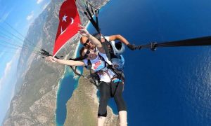 DÜNYA ŞAMPİYONU YAMAÇ PARAŞÜTÜYLE ATLADI